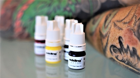 Edding steigt in den Markt der Tattoo-Farben ein und eröffnet Tätowierstudio -